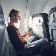 Hombre con celular en avión