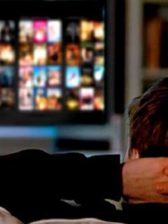 Hombre viendo netflix