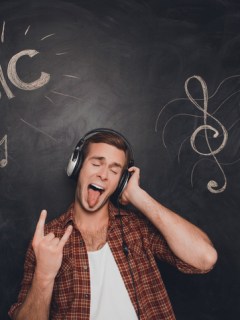 Hombre escuchando música