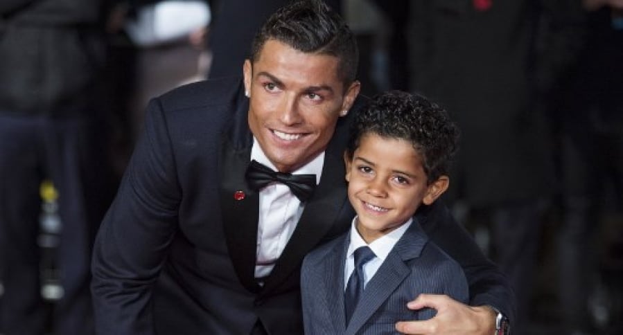 Cristiano Ronaldo junto a su hijo