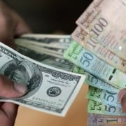 Dólares y bolívares