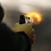 Hombre disparando pistola