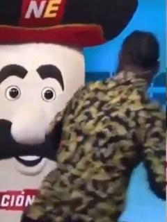Momento en el que el boxeador lesiona al hombre debajo del disfraz