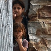 Dos niñas asomadas en casa de la tas