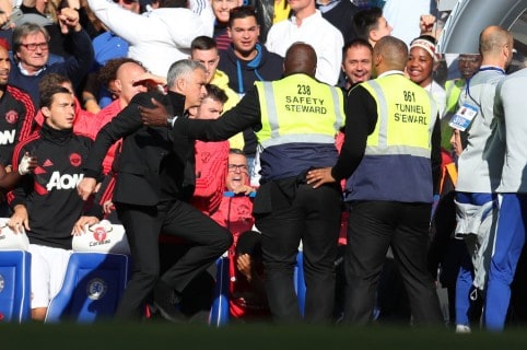 José Mourinho en el partido entre Chelsea y Manchester United