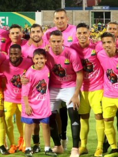 Homenaje de Atlético Bucaramanga a esposa de Luis Delgado