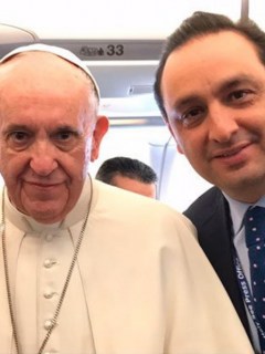 Papa Francisco y Jorge Alfredo Vargas, presentador.