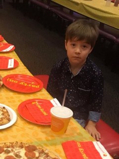 Niño plantado en su fiesta de cumpleaños