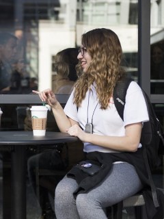 Personas con dificultades auditivas en mesa