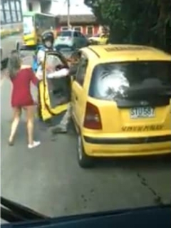 Taxista agrede a mujer.