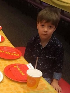 Niño plantado en su fiesta de cumpleaños