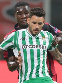 Cristian Zapata (Milan) y Antonio Sanabria (Betis)