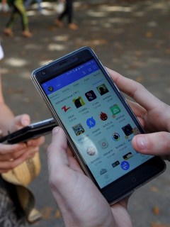 Personas mirando sus celulares