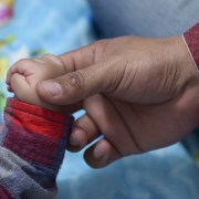 Bebés de padres mayores presentan riesgos al nacer, como bajo peso y convulsiones