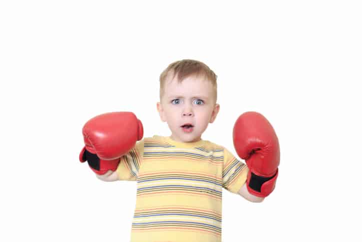 Niño pelea guantes
