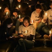 Familiares y amigos de los tres periodistas ecuatorianos asesinados en Colombia