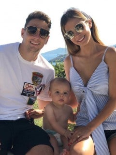 Santiago Arias, futbolista, y Karin Jiménez, modelo, con su hijo Thiago.
