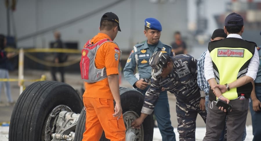 Equipos de rescate analizan las ruedas del avión accidentado de Lion Air