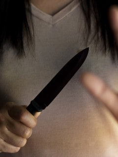 Mujer sostiene cuchillo