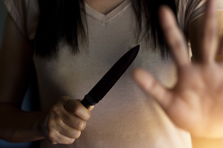 Mujer sostiene cuchillo