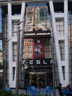 Tienda de Under Armour y Telsa