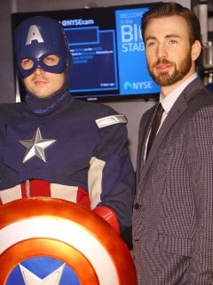 Chris Evans al lado de un Capitán America