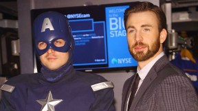 Chris Evans al lado de un Capitán America