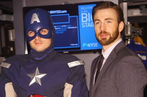 Chris Evans al lado de un Capitán America