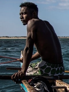 Pescador en faenas de pesca