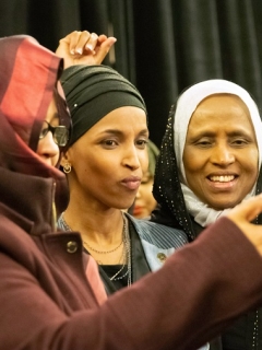 Ilhan Omar (centro) rodeada de seguidoras.