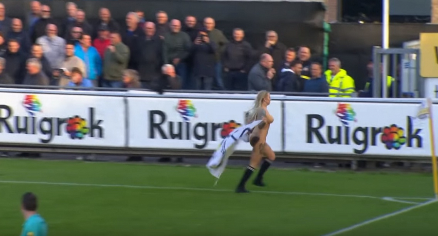 Mujer desnuda en estadio