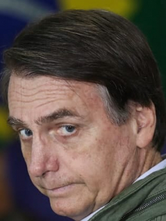 Hombre con la bandera de Brasil de fondo