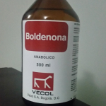Botella de Boldenona de 500 mililitros en una mesita