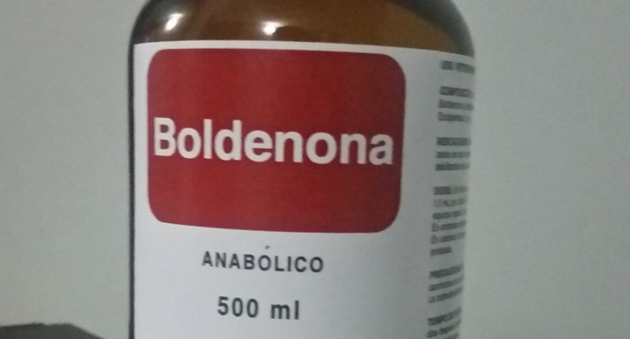 Botella de Boldenona de 500 mililitros en una mesita