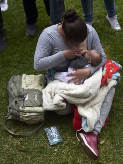 Mamá lactando a su bebé