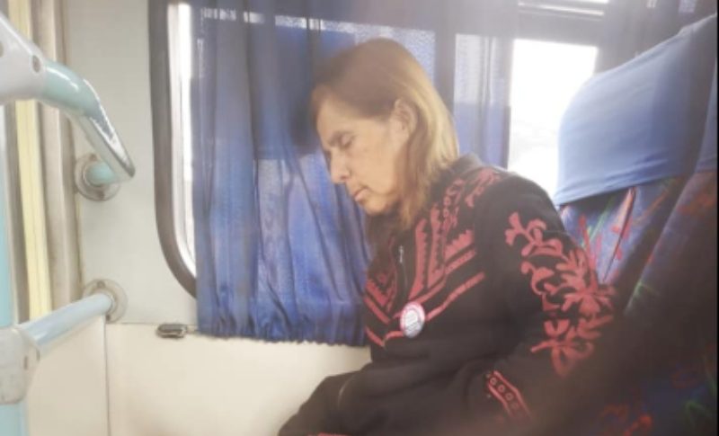 Abuela en un bus