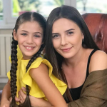 Isabella Damla Guvenilir junto a Selin Sezgin