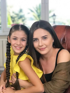 Isabella Damla Guvenilir junto a Selin Sezgin
