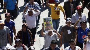 Migrantes hondureños caminan por las calles de Ciudad de México