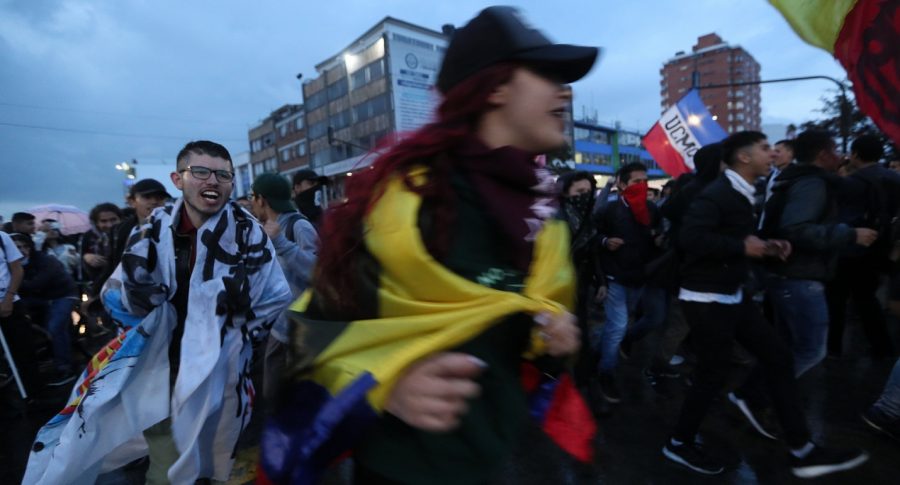 Manifestantes marchan con banderas y pancartas por las principales calles de la capital hoy, 8 de noviembre de 2018, durante una protesta contra las políticas económicas y el presupuesto para la educación en Bogotá (Colombia). Manifestantes marchan con banderas y pancartas por las principales calles de la capital hoy, 8 de noviembre de 2018, durante una protesta contra las políticas económicas y el presupuesto para la educación en Bogotá (Colombia).