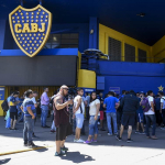 Hinchas de Boca Juniors buscan una boleta en las taquillas del estadio Alberto J. Armando