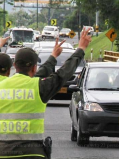 Policías haciendo operativos