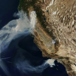 Esta imagen del folleto del Observatorio de la Tierra de la NASA, capturada el 9 de noviembre de 2018 y lanzada el 10 de noviembre de 2018, muestra la quema de Camp Fire (arriba) en Paradise, California, mientras que la de Hill y Woolsey Fires (abajo) se queman en el sur de California