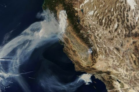 Esta imagen del folleto del Observatorio de la Tierra de la NASA, capturada el 9 de noviembre de 2018 y lanzada el 10 de noviembre de 2018, muestra la quema de Camp Fire (arriba) en Paradise, California, mientras que la de Hill y Woolsey Fires (abajo) se queman en el sur de California