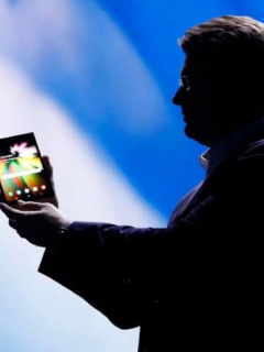 Hombre con celular en la mano