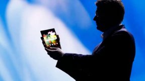 Hombre con celular en la mano