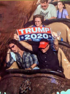 Hombre en montaña rusa de Disney.