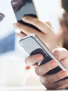 Grupo de personas usando el celular