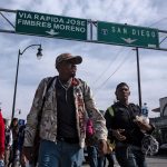 Los migrantes centroamericanos, en su mayoría hondureños, se dirigen hacia Estados Unidos con la esperanza de una vida mejor, caminando por Tijuana, México, el 13 de noviembre de 2018