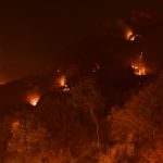 en las colinas sobre la Universidad Pepperdine durante el incendio de Woolsey, 12 de noviembre de 2018 en Malibu, California.